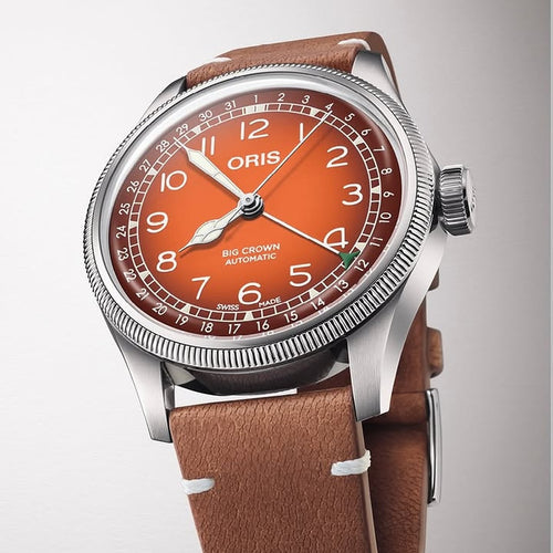🧡Meet the new Oris X Cervo Volante, in a series of beautiful pieces created in collaboration with Swiss partners at Cervo Volante. This one’s got a burnt sunset gradient orange dial and comes on a mahogany brown strap made of Cervo Volante’s sublime deer leather.Could have been ‘pumpkin’. Or ‘autumn glaze.A steel case and bezel and a forest-green tip on that central hand.🍊Brushed, sweeping lugs; a fluted bezel; a rail track minutes scale; large vintage Arabic numerals; and - Oris signature - a Pointer Date hand. And then there are the colours.. So much detail, and yet the watch is calm, easy, balanced. That’s the secret of great design.#chawijewelers #oris #cervovolante #watchcommunity #watchaddict #wristwatch #watchcollector #watchfam #watchoftheday #orangewatch